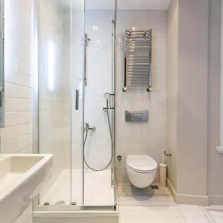 Mesmerizing Flat With Bosphorus View In Beyoglu דירה איסטמבול